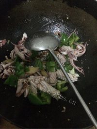 美味的青椒炒鱿鱼做法图解7)