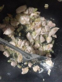 可口的猪肉炖豆角做法图解2)