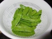 腊肉炒荷兰豆做法图解1)