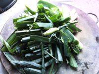 美味的油豆腐炒蒜苗做法图解1)