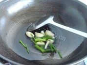 花菜木耳炒香肠做法图解2)