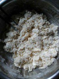美味的牛奶豆沙包做法图解2)