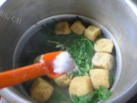 自制茼蒿油豆腐龙骨汤做法图解9)