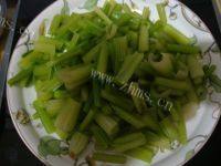 很有食欲的肉丝芹菜做法图解3)