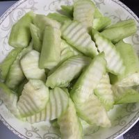 清新爽口的木耳丝瓜汤做法图解2)