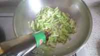 家常菜芹菜炒腐竹做法图解3)