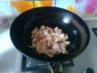 家常菜土豆片炒五花肉做法图解2)