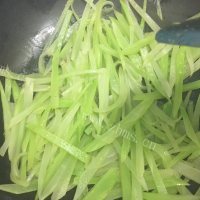 家常菜炒莴笋丝做法图解4)