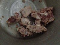 美味的红萝卜玉米排骨汤做法图解3)