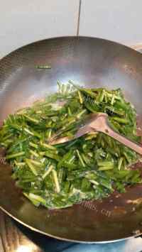 美味佳肴般的韭菜炒鸡蛋做法图解5)