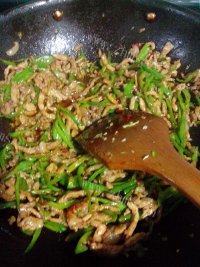 味道不错的青椒炒肉丝做法图解12)