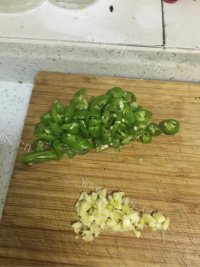 美味的辣子茄子丁做法图解1)