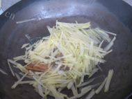 土豆丝炒韭菜做法图解6)