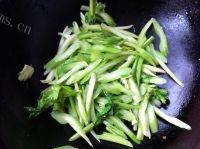 一绝的芹菜炒鸡蛋做法图解6)