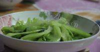 色泽不错的炒生菜做法图解4)