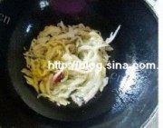 美味的蚕豆酸菜丝粉汤做法图解3)