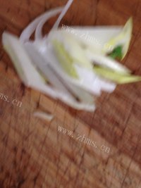 家常菜清炒芹菜做法图解2)