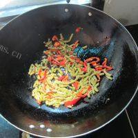 酸豆角炒卤肉做法图解5)