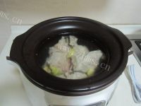 滋补的蘑菇烧蹄髈做法图解2)