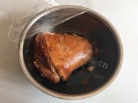 炖肘子做法图解5)