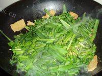 家常菜韭菜炒豆腐干做法图解5)