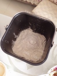 好吃的养生黑芝麻面包做法图解7)