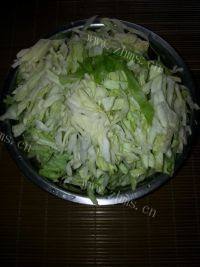 家常菜圆白菜炒西红柿做法图解2)