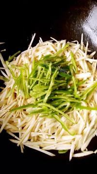 家常菜茭白炒肉丝做法图解8)