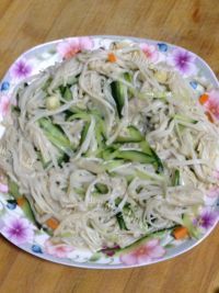 美味的萌蛋金针菇做法图解4)