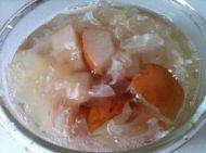 美味的银耳炖雪梨