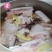 美味的黄豆滋补猪手浓汤做法图解2)
