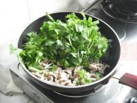家常菜肉丝炒香芹做法图解6)