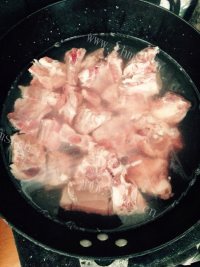 芳香四溢的红烧土豆排骨做法图解2)