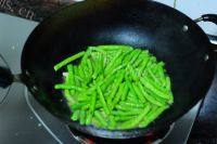 家常橄榄菜炒豆角做法图解6)