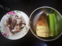 美味的咸肉炒冬笋做法图解1)