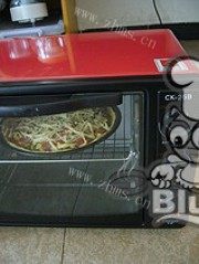 自制火腿香肠脆皮披萨做法图解30)