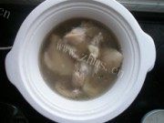 滋补的茶树菇炖老鸭做法图解3)