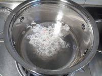 美味的丝瓜虾皮鸡蛋汤做法图解3)