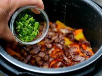 美味的南瓜胡萝卜酱肉焖饭做法图解5)
