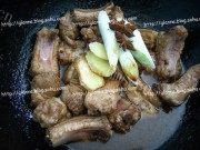 美味的灰树花烧排骨做法图解3)