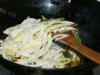色泽不错的笋子炒肉做法图解5)