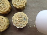 自制果仁月饼做法图解14)