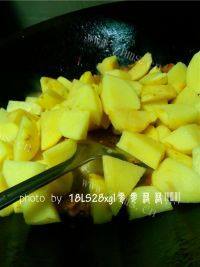 营养美食之土豆烧鸡做法图解6)
