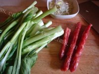 家常菜腊肠炒菜心做法图解1)