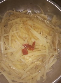 可口的酸辣土豆丝做法图解8)
