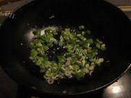 「美味可口」青椒炒鸡蛋做法图解3)