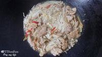 家常菜金针菇炒肉片做法图解11)