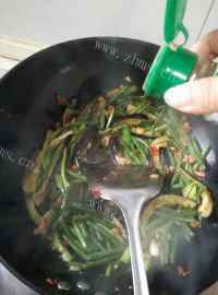 香飘十里的豆角炒茄子做法图解7)