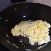 家常菜蒜黄炒鸡蛋做法图解3)