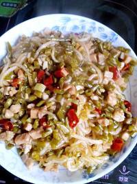 美味的酸豆角炒粉条做法图解5)